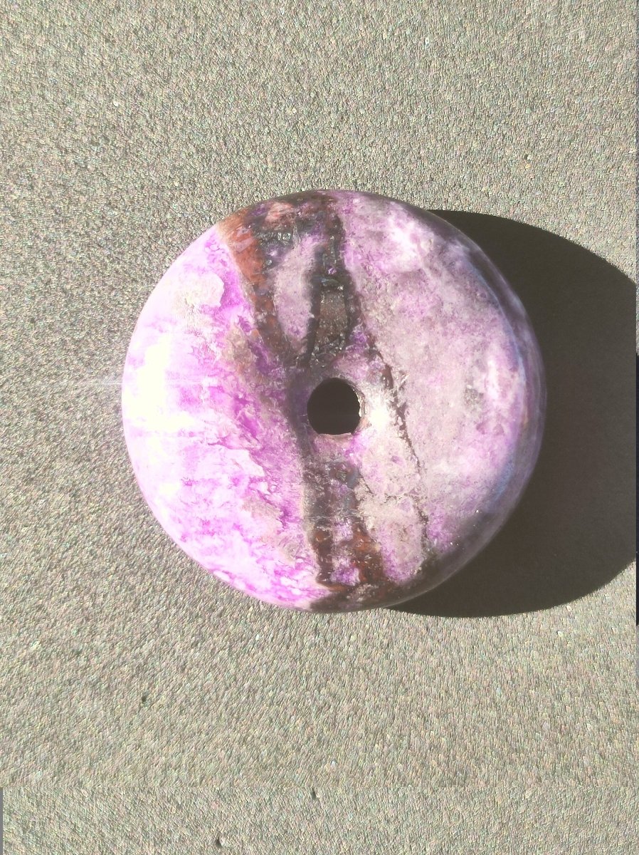 Sugilith Schutz Donut Edelstein Kristall Heilstein Rarität Selten Sammler Sugilit lila Anhänger rund Geschenk Mann Frau Er Sie Freund violet - Art of Nature Berlin