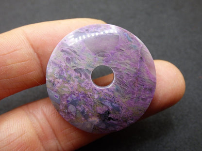 Sugilith Schutz Donut Edelstein Kristall Heilstein Rarität Selten Sammler Sugilit lila Anhänger rund Geschenk Mann Frau Er Sie Freund violet - Art of Nature Berlin