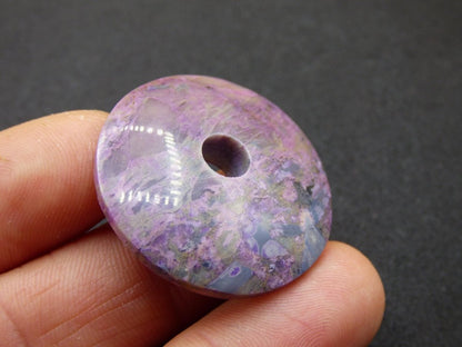 Sugilith Schutz Donut Edelstein Kristall Heilstein Rarität Selten Sammler Sugilit lila Anhänger rund Geschenk Mann Frau Er Sie Freund violet - Art of Nature Berlin