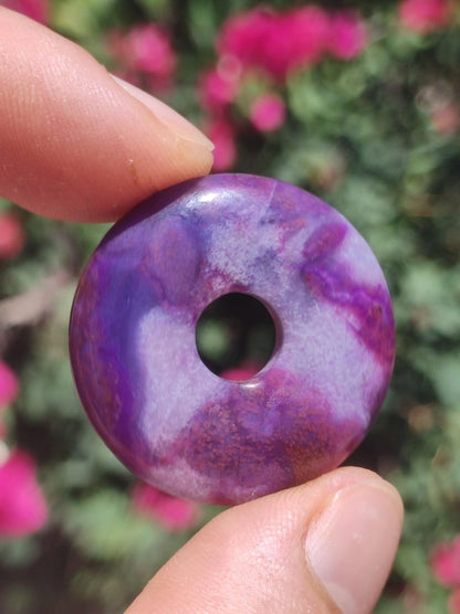 Sugilith Schutz Donut Edelstein Kristall Heilstein Rarität Selten Sammler Sugilit lila Anhänger rund Geschenk Mann Frau Er Sie Freund violet - Art of Nature Berlin