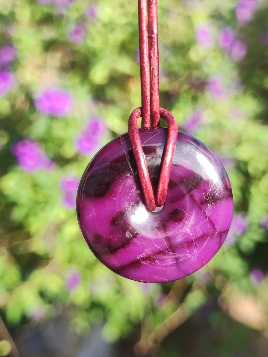 Sugilith Schutz Donut Edelstein Kristall Heilstein Rarität Selten Sammler Sugilit lila Anhänger rund Geschenk Mann Frau Er Sie Freund violet - Art of Nature Berlin