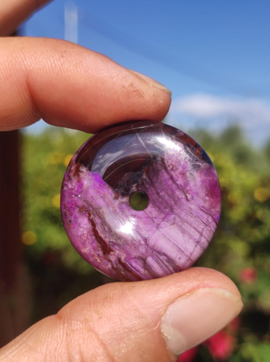 Sugilith Schutz Donut Edelstein Kristall Heilstein Rarität Selten Sammler Sugilit lila Anhänger rund Geschenk Mann Frau Er Sie Freund violet - Art of Nature Berlin