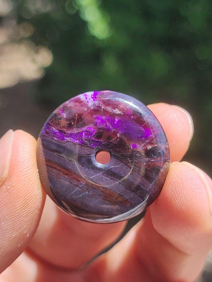 Sugilith Schutz Donut Edelstein Kristall Heilstein Rarität Selten Sammler Sugilit lila Anhänger rund Geschenk Mann Frau Er Sie Freund violet - Art of Nature Berlin