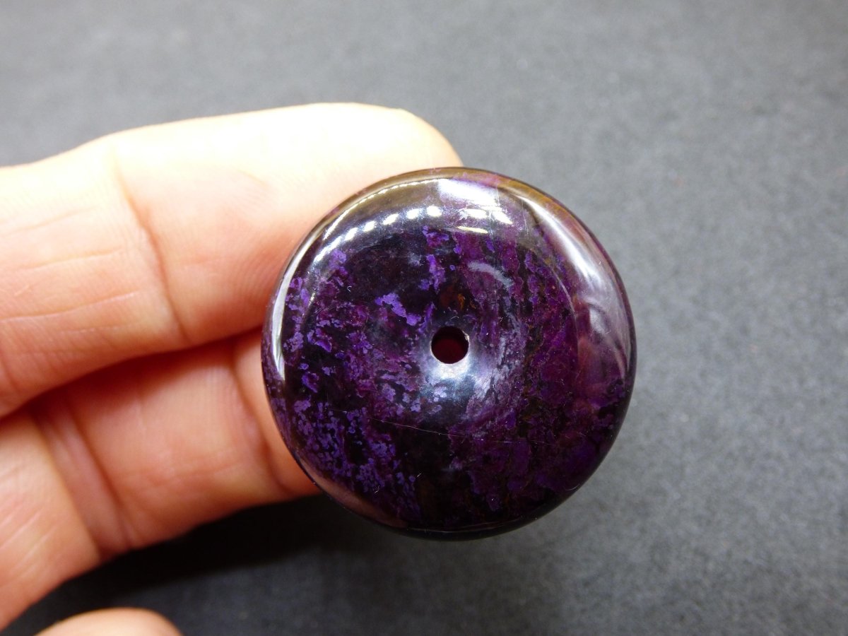 Sugilith Schutz Donut Edelstein Kristall Heilstein Rarität Selten Sammler Sugilit lila Anhänger rund Geschenk Mann Frau Er Sie Freund violet - Art of Nature Berlin