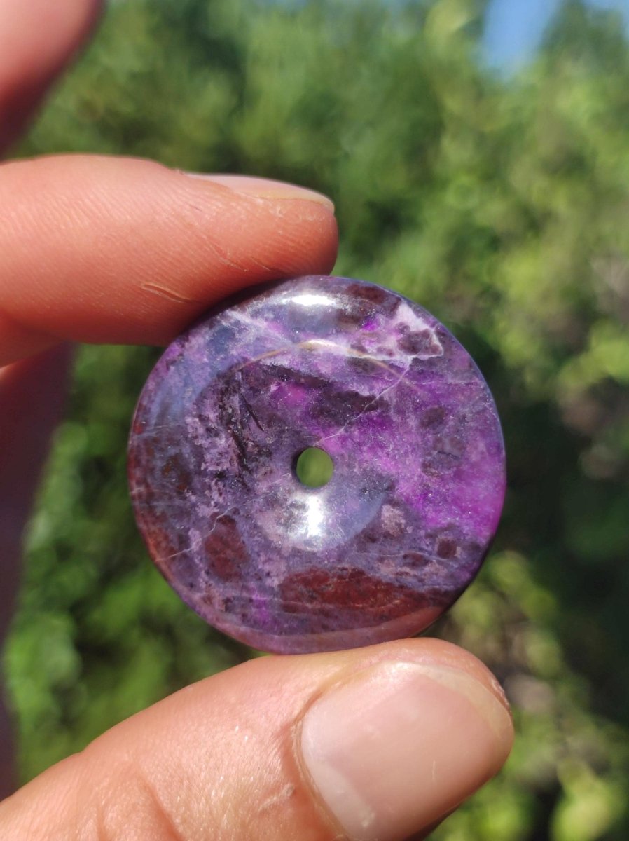 Sugilith Schutz Donut Edelstein Kristall Heilstein Rarität Selten Sammler Sugilit lila Anhänger rund Geschenk Mann Frau Er Sie Freund violet - Art of Nature Berlin