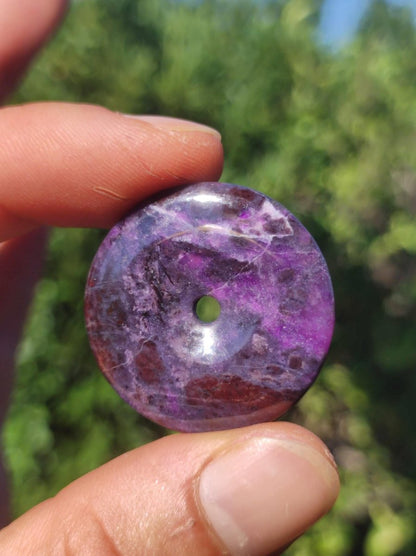 Sugilith Schutz Donut Edelstein Kristall Heilstein Rarität Selten Sammler Sugilit lila Anhänger rund Geschenk Mann Frau Er Sie Freund violet - Art of Nature Berlin