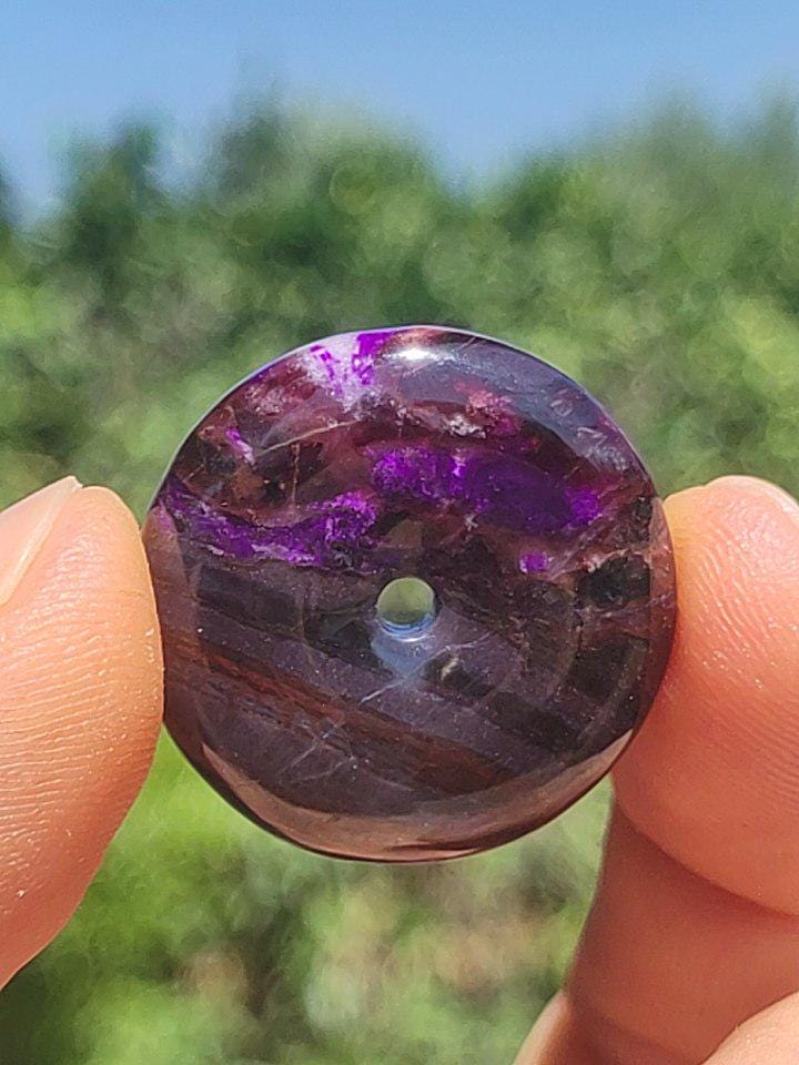 Sugilith Schutz Donut Edelstein Kristall Heilstein Rarität Selten Sammler Sugilit lila Anhänger rund Geschenk Mann Frau Er Sie Freund violet - Art of Nature Berlin