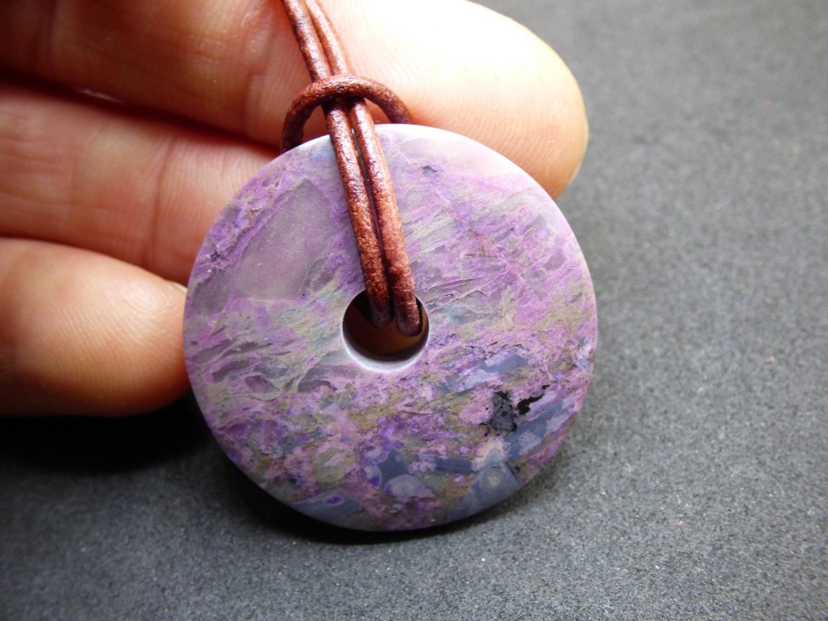 Sugilith Schutz Donut Edelstein Kristall Heilstein Rarität Selten Sammler Sugilit lila Anhänger rund Geschenk Mann Frau Er Sie Freund violet - Art of Nature Berlin