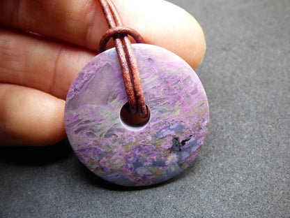 Sugilith Schutz Donut Edelstein Kristall Heilstein Rarität Selten Sammler Sugilit lila Anhänger rund Geschenk Mann Frau Er Sie Freund violet - Art of Nature Berlin