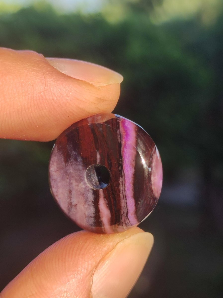 Sugilith Schutz Donut Edelstein Kristall Heilstein Rarität Selten Sammler Sugilit lila Anhänger rund Geschenk Mann Frau Er Sie Freund violet - Art of Nature Berlin