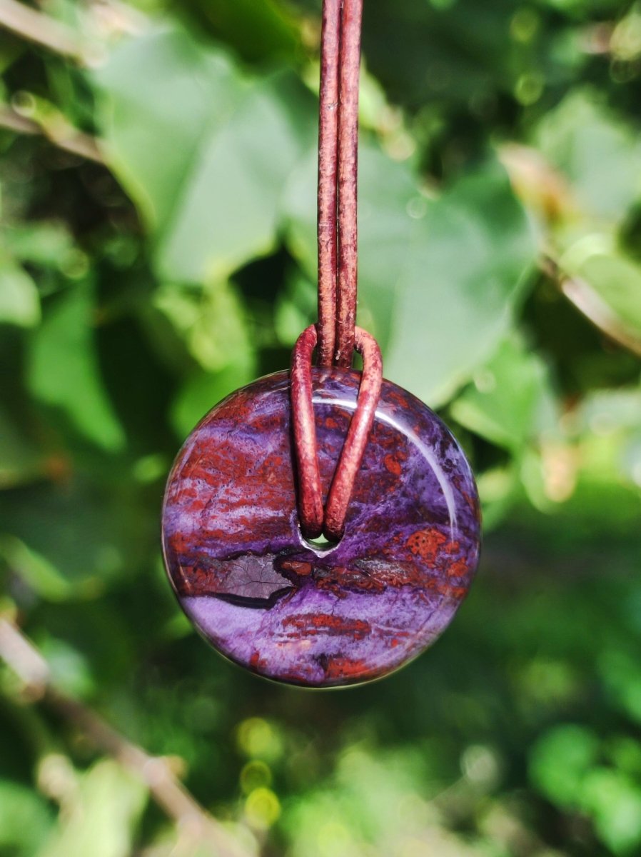 Sugilith Schutz Donut Edelstein Kristall Heilstein Rarität Selten Sammler Sugilit lila Anhänger rund Geschenk Mann Frau Er Sie Freund violet - Art of Nature Berlin