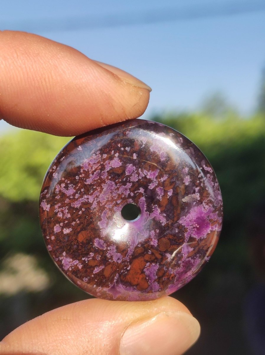 Sugilith Schutz Donut Edelstein Kristall Heilstein Rarität Selten Sammler Sugilit lila Anhänger rund Geschenk Mann Frau Er Sie Freund violet - Art of Nature Berlin
