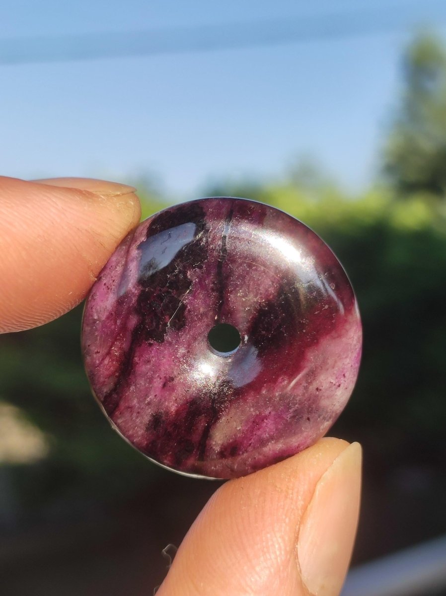 Sugilith Schutz Donut Edelstein Kristall Heilstein Rarität Selten Sammler Sugilit lila Anhänger rund Geschenk Mann Frau Er Sie Freund violet - Art of Nature Berlin