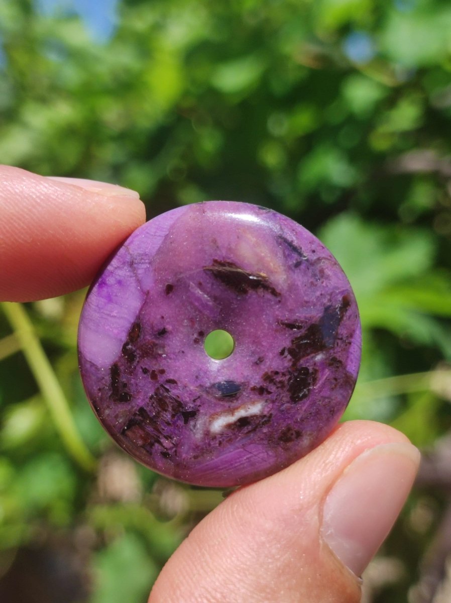 Sugilith Schutz Donut Edelstein Kristall Heilstein Rarität Selten Sammler Sugilit lila Anhänger rund Geschenk Mann Frau Er Sie Freund violet - Art of Nature Berlin