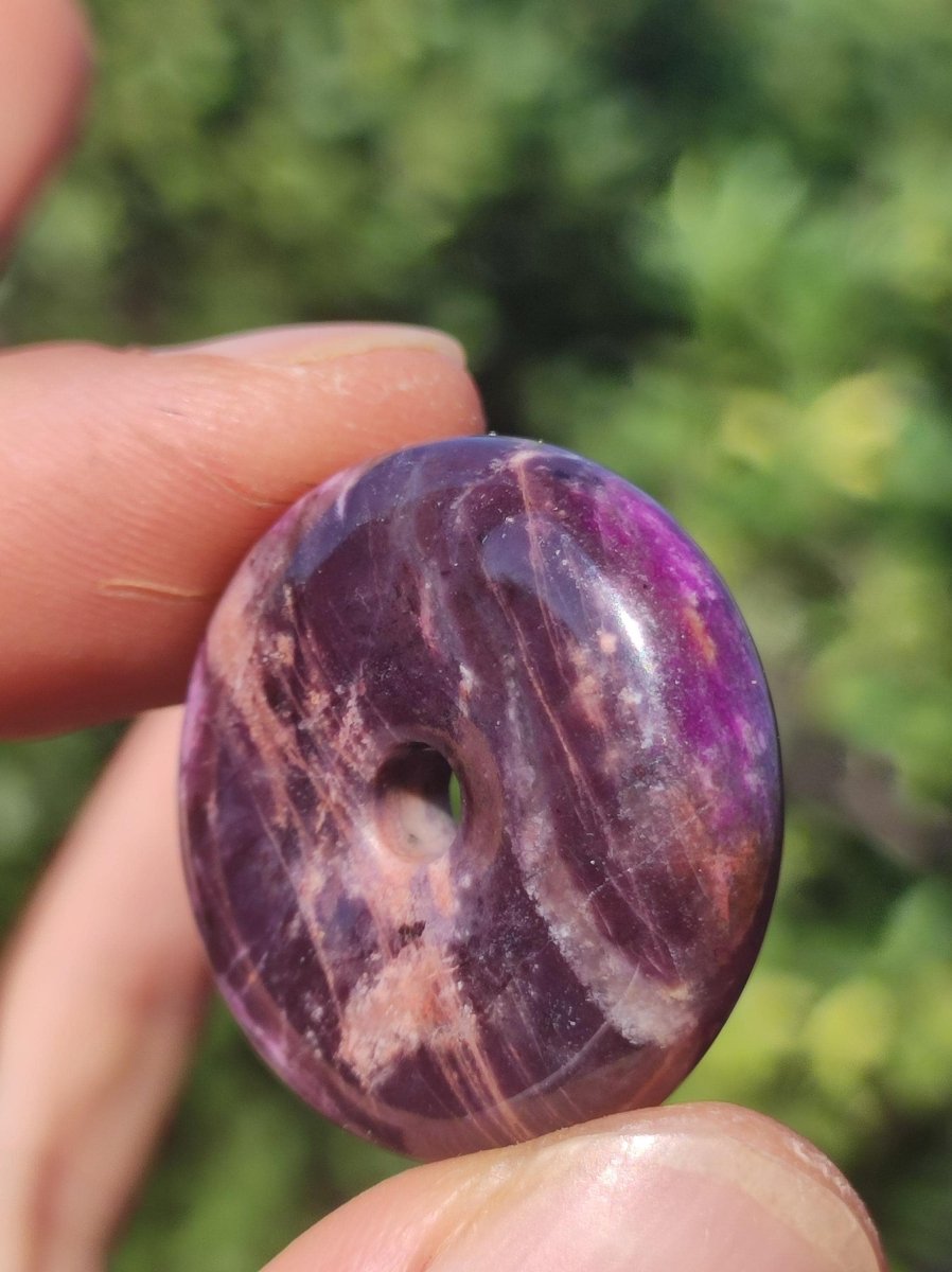 Sugilith Schutz Donut Edelstein Kristall Heilstein Rarität Selten Sammler Sugilit lila Anhänger rund Geschenk Mann Frau Er Sie Freund violet - Art of Nature Berlin