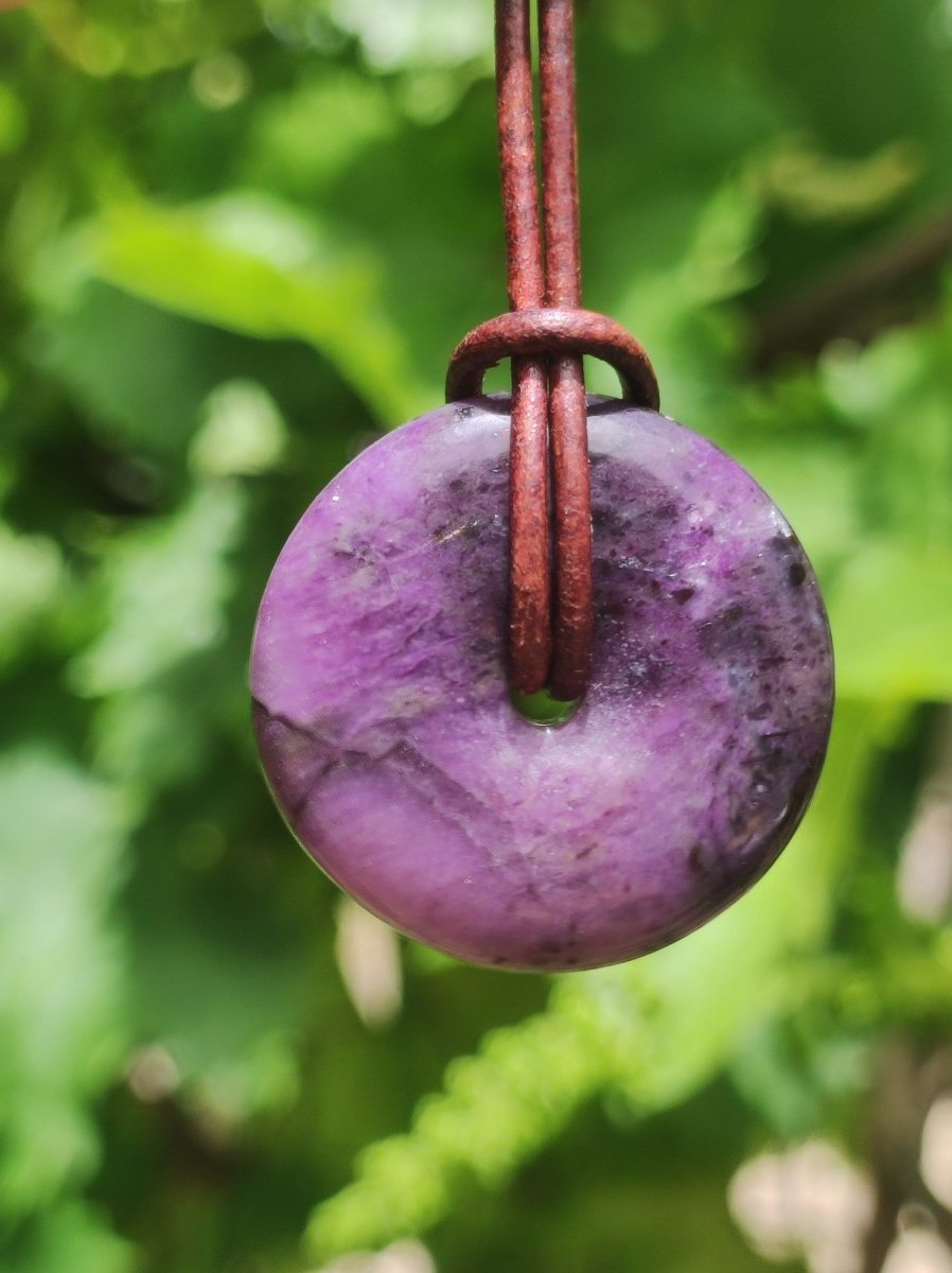 Sugilith Schutz Donut Edelstein Kristall Heilstein Rarität Selten Sammler Sugilit lila Anhänger rund Geschenk Mann Frau Er Sie Freund violet - Art of Nature Berlin