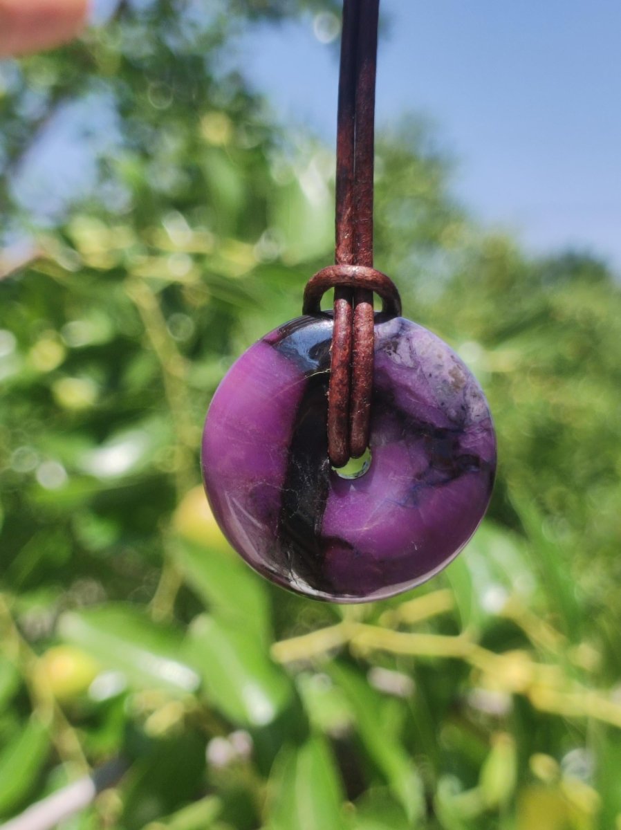 Sugilith Schutz Donut Edelstein Kristall Heilstein Rarität Selten Sammler Sugilit lila Anhänger rund Geschenk Mann Frau Er Sie Freund violet - Art of Nature Berlin