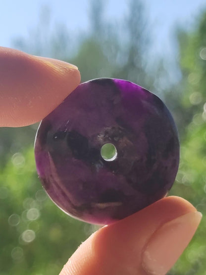 Sugilith Schutz Donut Edelstein Kristall Heilstein Rarität Selten Sammler Sugilit lila Anhänger rund Geschenk Mann Frau Er Sie Freund violet - Art of Nature Berlin