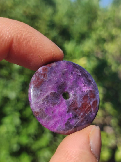 Sugilith Schutz Donut Edelstein Kristall Heilstein Rarität Selten Sammler Sugilit lila Anhänger rund Geschenk Mann Frau Er Sie Freund violet - Art of Nature Berlin