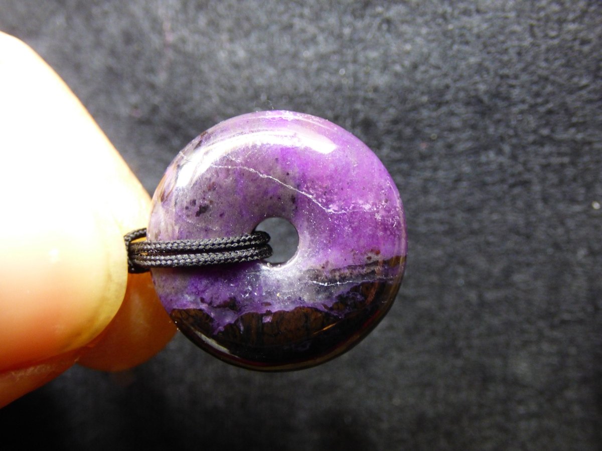 Sugilith Schutz Donut Edelstein Kristall Heilstein Rarität Selten Sammler Sugilit lila Anhänger rund Geschenk Mann Frau Er Sie Freund violet - Art of Nature Berlin