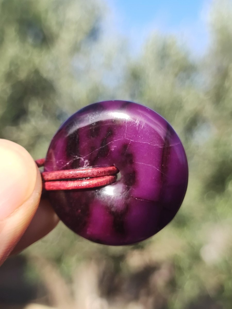 Sugilith Schutz Donut Edelstein Kristall Heilstein Rarität Selten Sammler Sugilit lila Anhänger rund Geschenk Mann Frau Er Sie Freund violet - Art of Nature Berlin