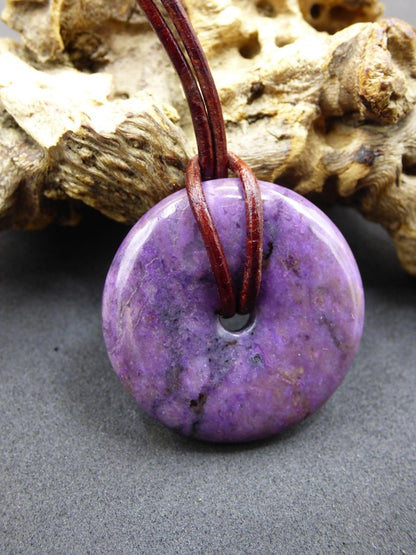 Sugilith Schutz Donut Edelstein Kristall Heilstein Rarität Selten Sammler Sugilit lila Anhänger rund Geschenk Mann Frau Er Sie Freund violet - Art of Nature Berlin