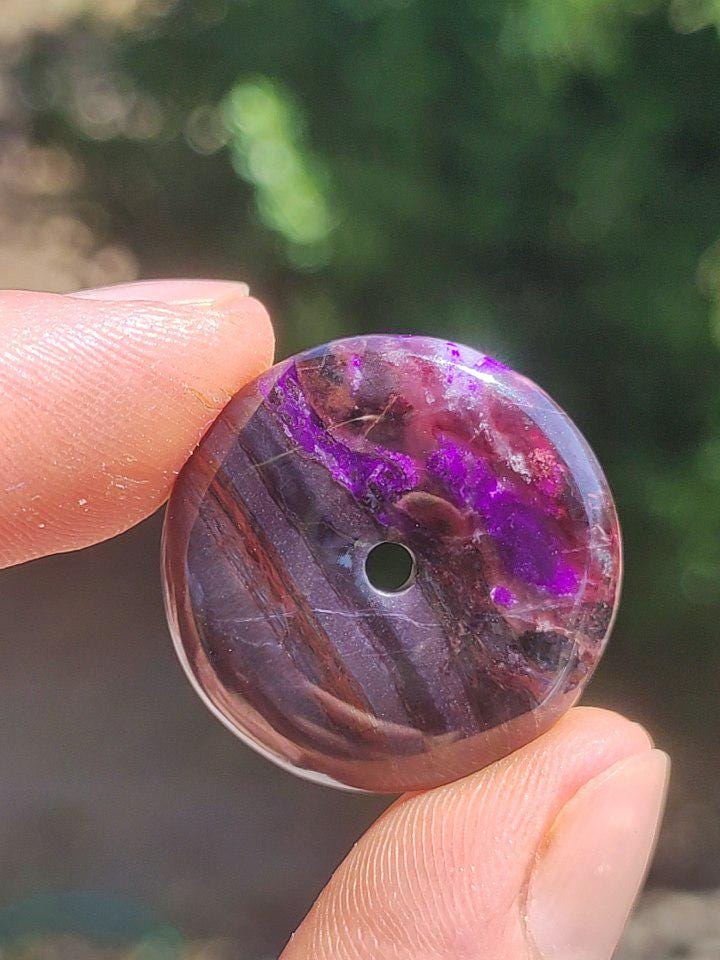 Sugilith Schutz Donut Edelstein Kristall Heilstein Rarität Selten Sammler Sugilit lila Anhänger rund Geschenk Mann Frau Er Sie Freund violet - Art of Nature Berlin