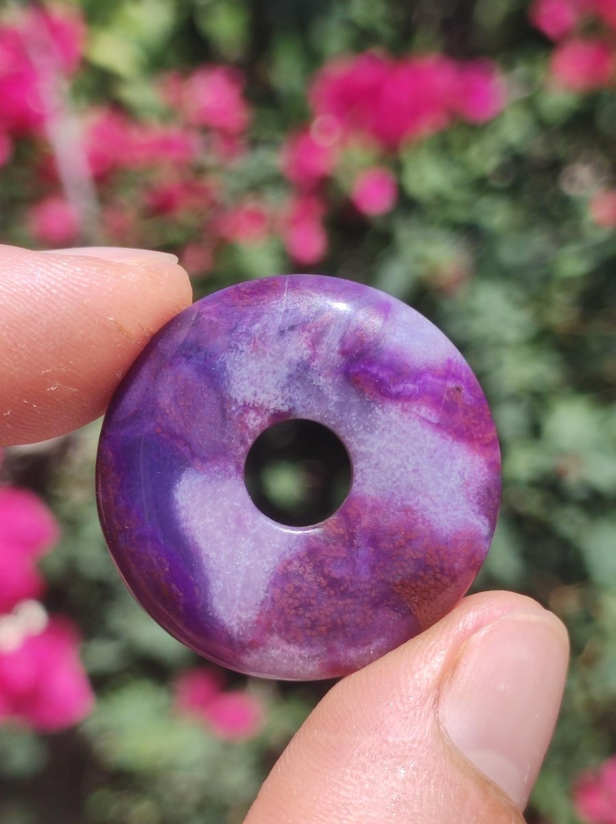 Sugilith Schutz Donut Edelstein Kristall Heilstein Rarität Selten Sammler Sugilit lila Anhänger rund Geschenk Mann Frau Er Sie Freund violet - Art of Nature Berlin