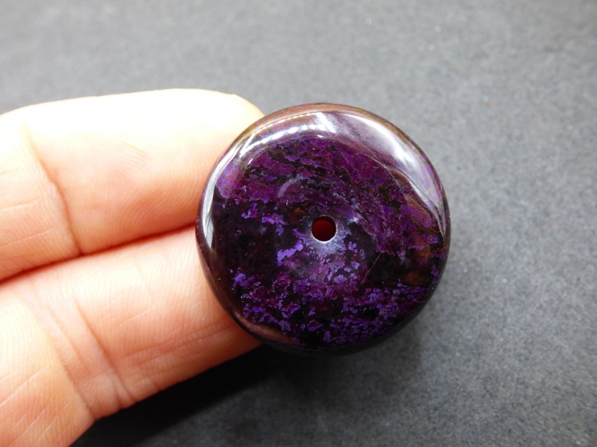 Sugilith Schutz Donut Edelstein Kristall Heilstein Rarität Selten Sammler Sugilit lila Anhänger rund Geschenk Mann Frau Er Sie Freund violet - Art of Nature Berlin