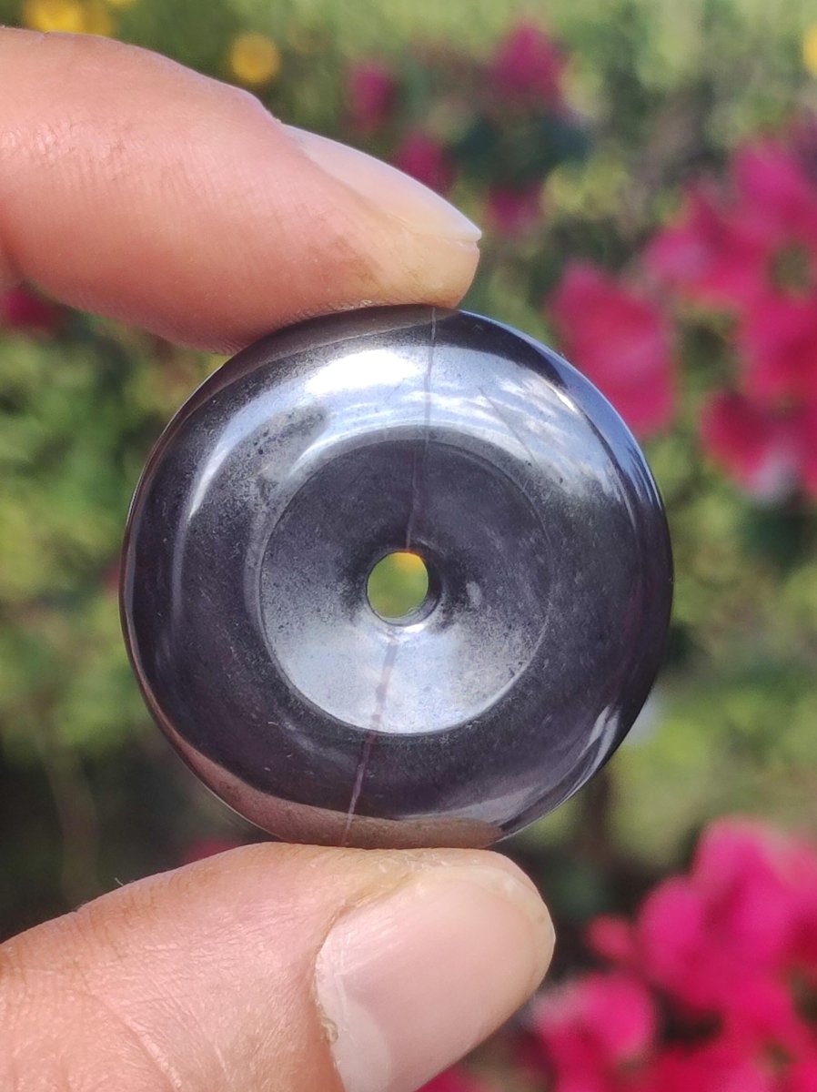 Sugilith Schutz Donut Edelstein Kristall Heilstein Rarität Selten Sammler Sugilit lila Anhänger rund Geschenk Mann Frau Er Sie Freund violet - Art of Nature Berlin