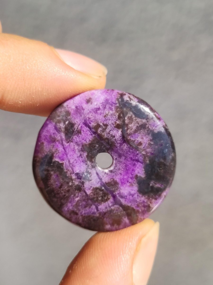Sugilith Schutz Donut Edelstein Kristall Heilstein Rarität Selten Sammler Sugilit lila Anhänger rund Geschenk Mann Frau Er Sie Freund violet - Art of Nature Berlin