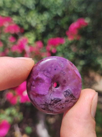 Sugilith Schutz Donut Edelstein Kristall Heilstein Rarität Selten Sammler Sugilit lila Anhänger rund Geschenk Mann Frau Er Sie Freund violet - Art of Nature Berlin