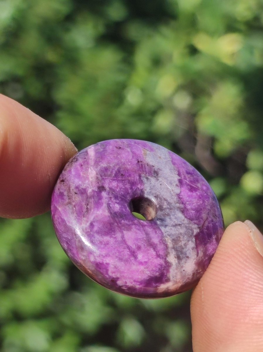 Sugilith Schutz Donut Edelstein Kristall Heilstein Rarität Selten Sammler Sugilit lila Anhänger rund Geschenk Mann Frau Er Sie Freund violet - Art of Nature Berlin