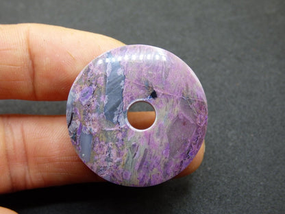 Sugilith Schutz Donut Edelstein Kristall Heilstein Rarität Selten Sammler Sugilit lila Anhänger rund Geschenk Mann Frau Er Sie Freund violet - Art of Nature Berlin