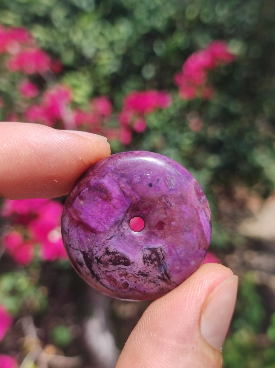 Sugilith Schutz Donut Edelstein Kristall Heilstein Rarität Selten Sammler Sugilit lila Anhänger rund Geschenk Mann Frau Er Sie Freund violet - Art of Nature Berlin