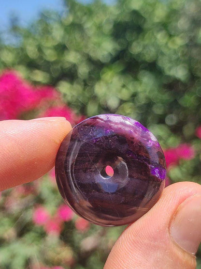 Sugilith Schutz Donut Edelstein Kristall Heilstein Rarität Selten Sammler Sugilit lila Anhänger rund Geschenk Mann Frau Er Sie Freund violet - Art of Nature Berlin