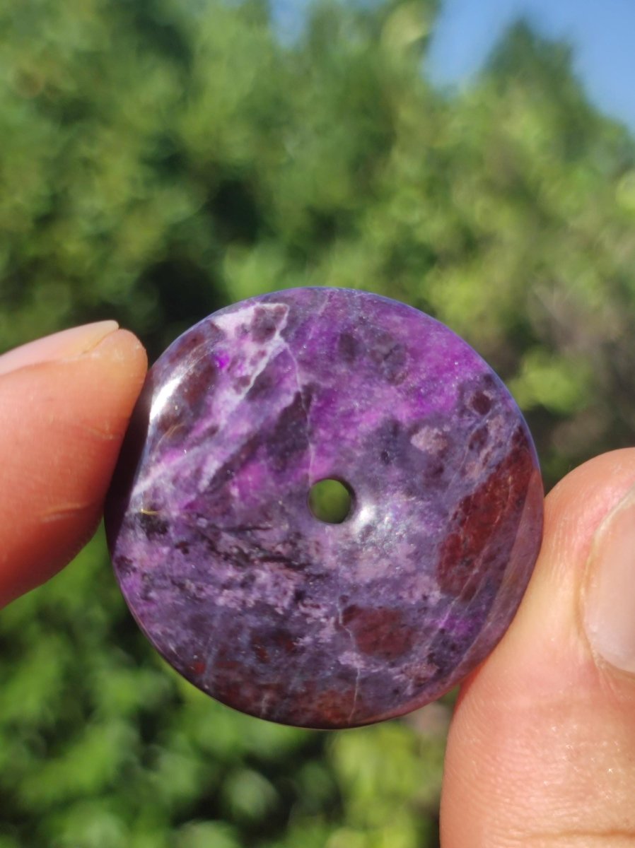 Sugilith Schutz Donut Edelstein Kristall Heilstein Rarität Selten Sammler Sugilit lila Anhänger rund Geschenk Mann Frau Er Sie Freund violet - Art of Nature Berlin