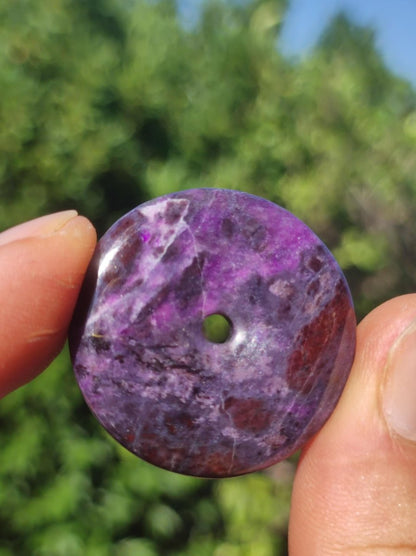 Sugilith Schutz Donut Edelstein Kristall Heilstein Rarität Selten Sammler Sugilit lila Anhänger rund Geschenk Mann Frau Er Sie Freund violet - Art of Nature Berlin