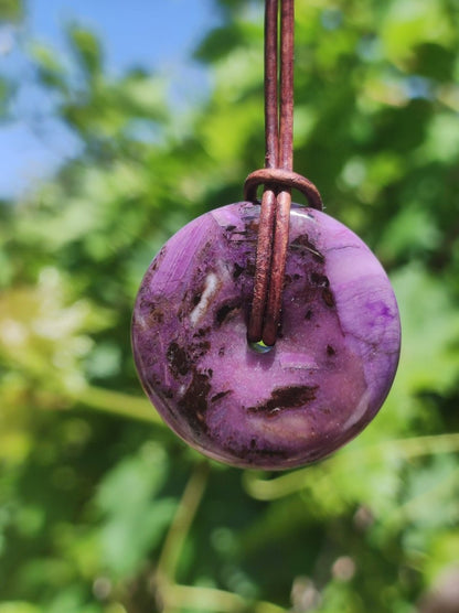 Sugilith Schutz Donut Edelstein Kristall Heilstein Rarität Selten Sammler Sugilit lila Anhänger rund Geschenk Mann Frau Er Sie Freund violet - Art of Nature Berlin