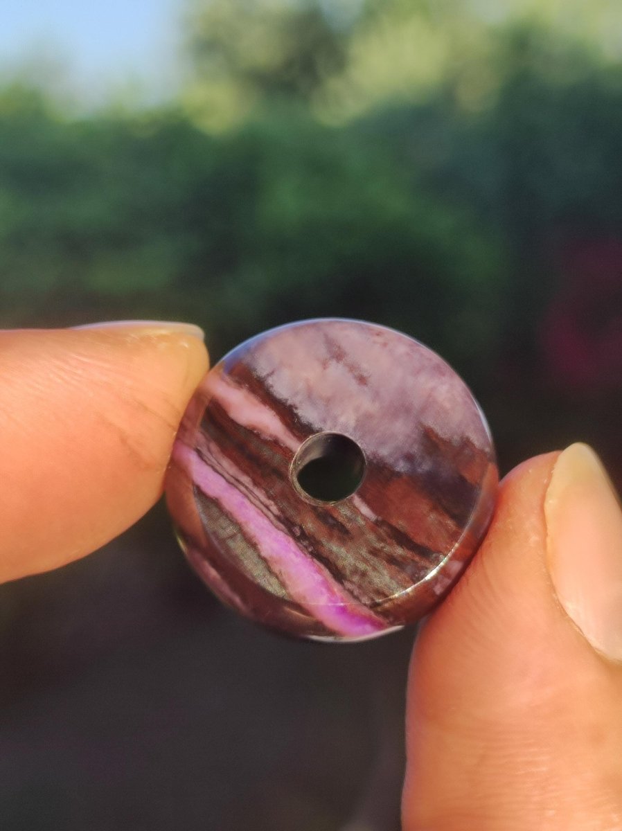 Sugilith Schutz Donut Edelstein Kristall Heilstein Rarität Selten Sammler Sugilit lila Anhänger rund Geschenk Mann Frau Er Sie Freund violet - Art of Nature Berlin