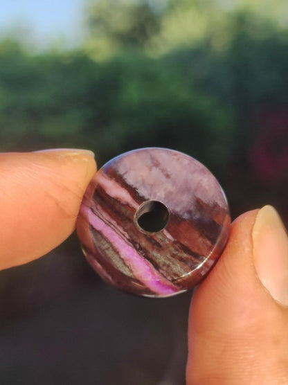Sugilith Schutz Donut Edelstein Kristall Heilstein Rarität Selten Sammler Sugilit lila Anhänger rund Geschenk Mann Frau Er Sie Freund violet - Art of Nature Berlin