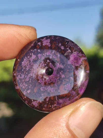 Sugilith Schutz Donut Edelstein Kristall Heilstein Rarität Selten Sammler Sugilit lila Anhänger rund Geschenk Mann Frau Er Sie Freund violet - Art of Nature Berlin