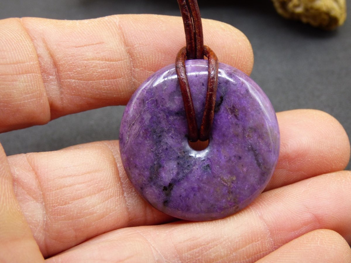Sugilith Schutz Donut Edelstein Kristall Heilstein Rarität Selten Sammler Sugilit lila Anhänger rund Geschenk Mann Frau Er Sie Freund violet - Art of Nature Berlin