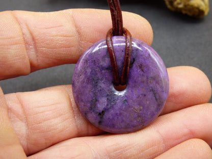 Sugilith Schutz Donut Edelstein Kristall Heilstein Rarität Selten Sammler Sugilit lila Anhänger rund Geschenk Mann Frau Er Sie Freund violet - Art of Nature Berlin