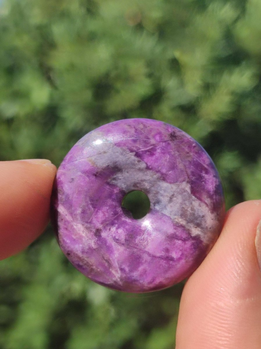 Sugilith Schutz Donut Edelstein Kristall Heilstein Rarität Selten Sammler Sugilit lila Anhänger rund Geschenk Mann Frau Er Sie Freund violet - Art of Nature Berlin