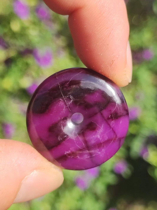 Sugilith Schutz Donut Edelstein Kristall Heilstein Rarität Selten Sammler Sugilit lila Anhänger rund Geschenk Mann Frau Er Sie Freund violet - Art of Nature Berlin