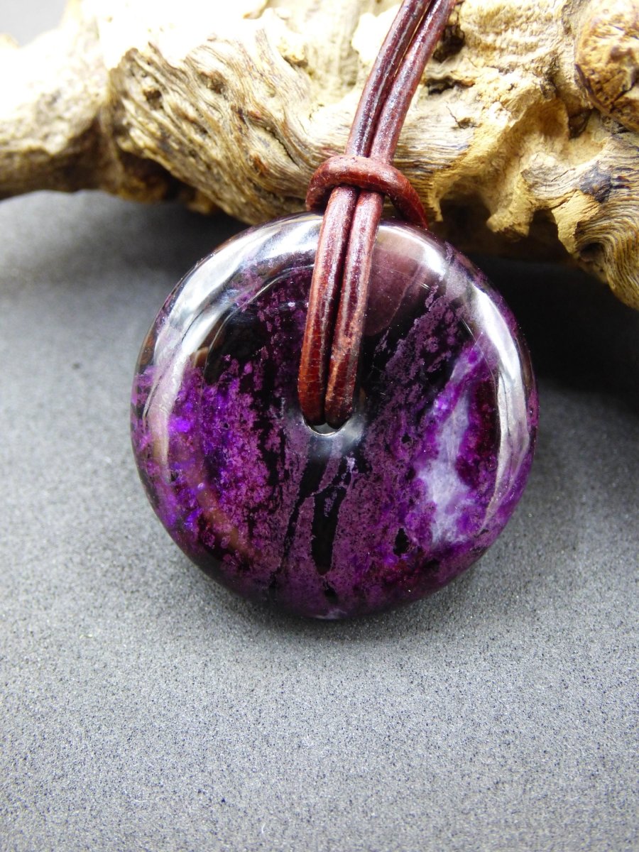 Sugilith Schutz Donut Edelstein Kristall Heilstein Rarität Selten Sammler Sugilit lila Anhänger rund Geschenk Mann Frau Er Sie Freund violet - Art of Nature Berlin