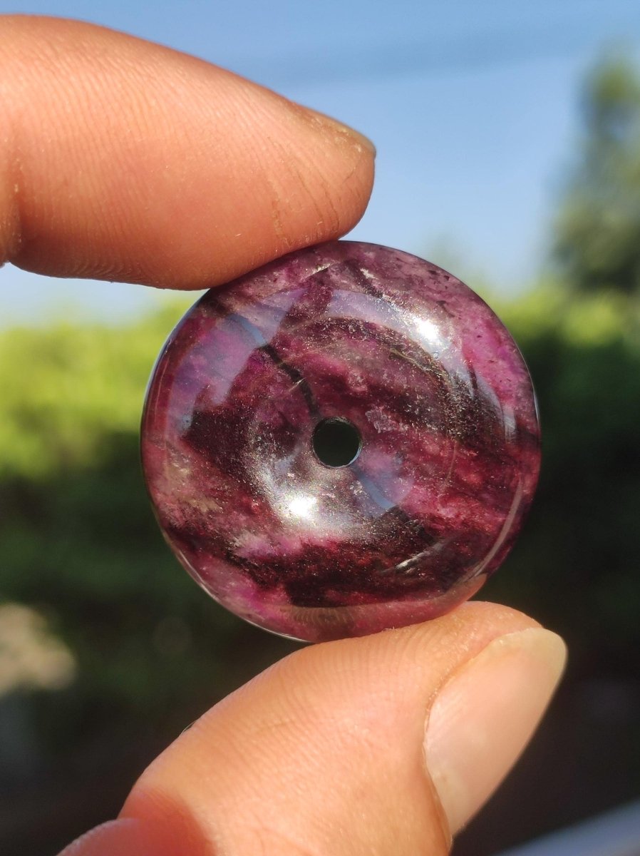 Sugilith Schutz Donut Edelstein Kristall Heilstein Rarität Selten Sammler Sugilit lila Anhänger rund Geschenk Mann Frau Er Sie Freund violet - Art of Nature Berlin