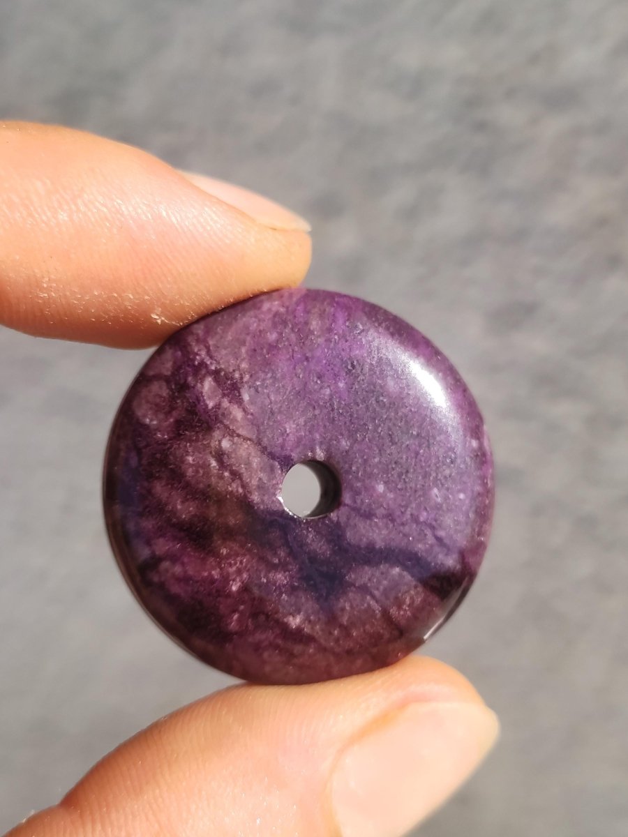 Sugilith Schutz Donut Edelstein Kristall Heilstein Rarität Selten Sammler Sugilit lila Anhänger rund Geschenk Mann Frau Er Sie Freund violet - Art of Nature Berlin
