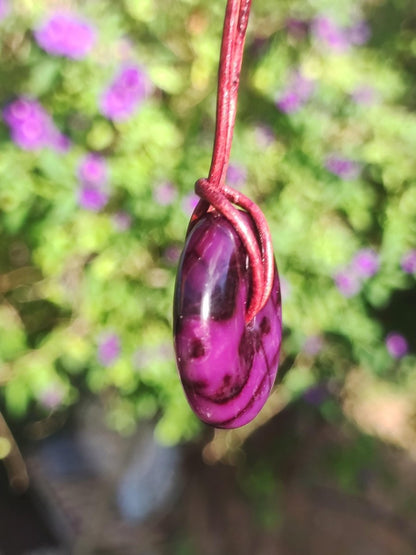 Sugilith Schutz Donut Edelstein Kristall Heilstein Rarität Selten Sammler Sugilit lila Anhänger rund Geschenk Mann Frau Er Sie Freund violet - Art of Nature Berlin